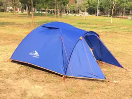 Палатка трехместная двухслойная с двумя тамбурами и двумя входами 